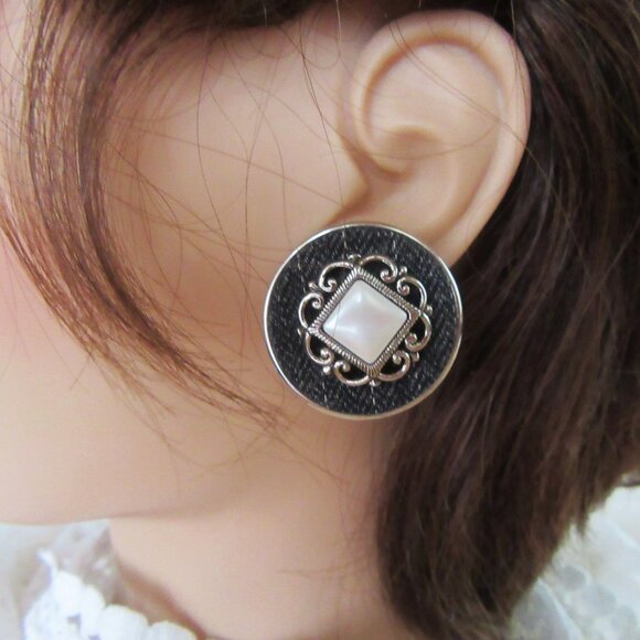 Casual Corner round pierced button earrings with fabric, faux pearl & filigree - Picture 3 of 7